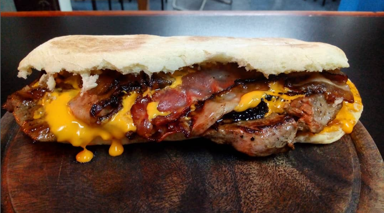 Sanguche de Lomito con cheddar y panceta